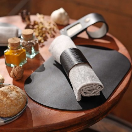 oval-placemats-30x20-cm-ovale-single-piece-black-bull-1